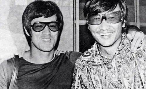 考古|89岁谢贤现身依旧时髦！与小49岁女友分手后开搞事业，疑已交代后事的他太潇洒 