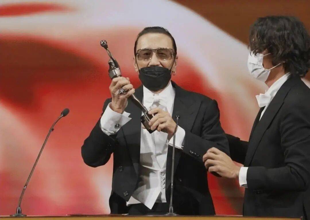 考古|89岁谢贤现身依旧时髦！与小49岁女友分手后开搞事业，疑已交代后事的他太潇洒 