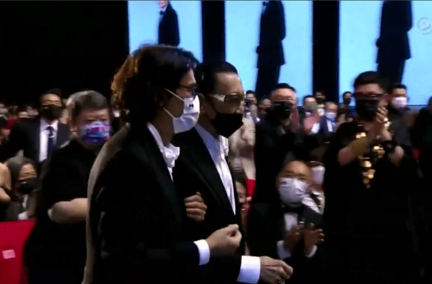 考古|89岁谢贤现身依旧时髦！与小49岁女友分手后开搞事业，疑已交代后事的他太潇洒 