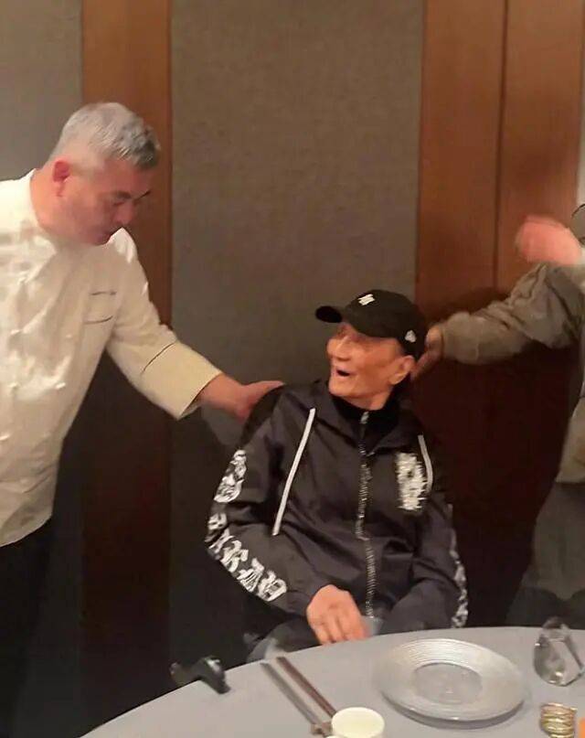 考古|89岁谢贤现身依旧时髦！与小49岁女友分手后开搞事业，疑已交代后事的他太潇洒 