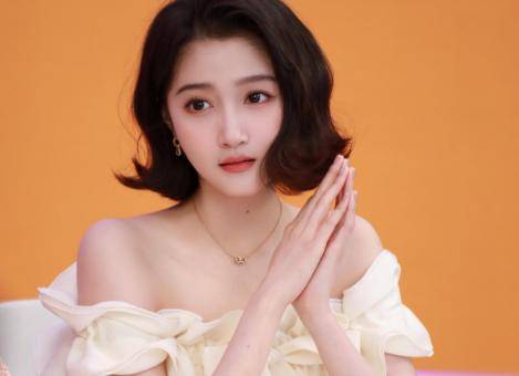 年近四十，二孩妈妈，不骨感不时髦，却成了女魔头接班人 