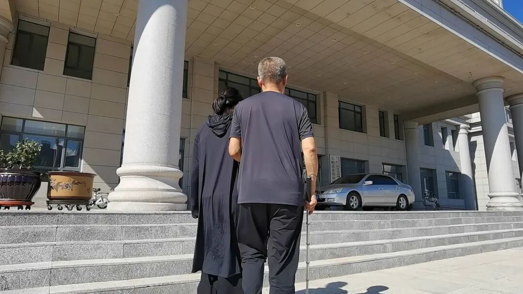 吉林长岭一盲人企业家多次帮政府解困垫资超千万，钱要不回致企业破产，后被迫签下承诺书：不签不给钱