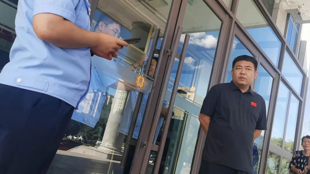 吉林长岭一盲人企业家多次帮政府解困垫资超千万，钱要不回致企业破产，后被迫签下承诺书：不签不给钱