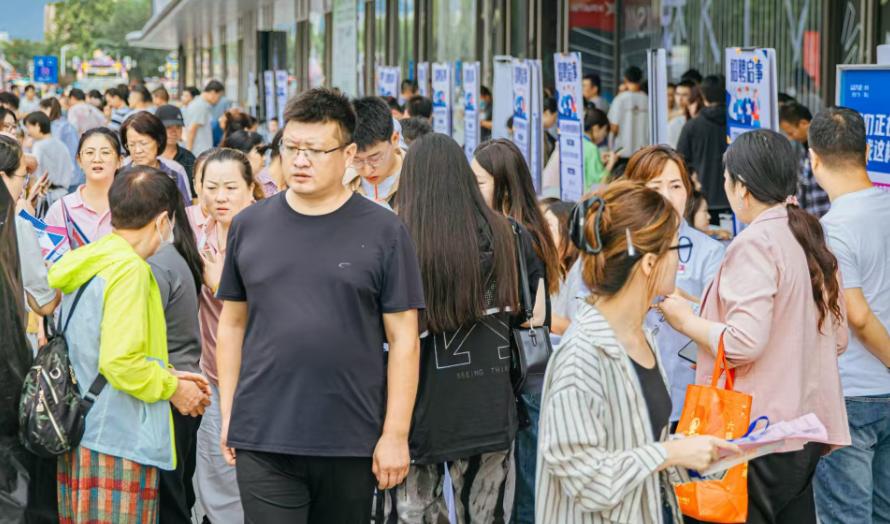 泰山区“百日千万”专项招聘活动举办 近70家企业现场揽才