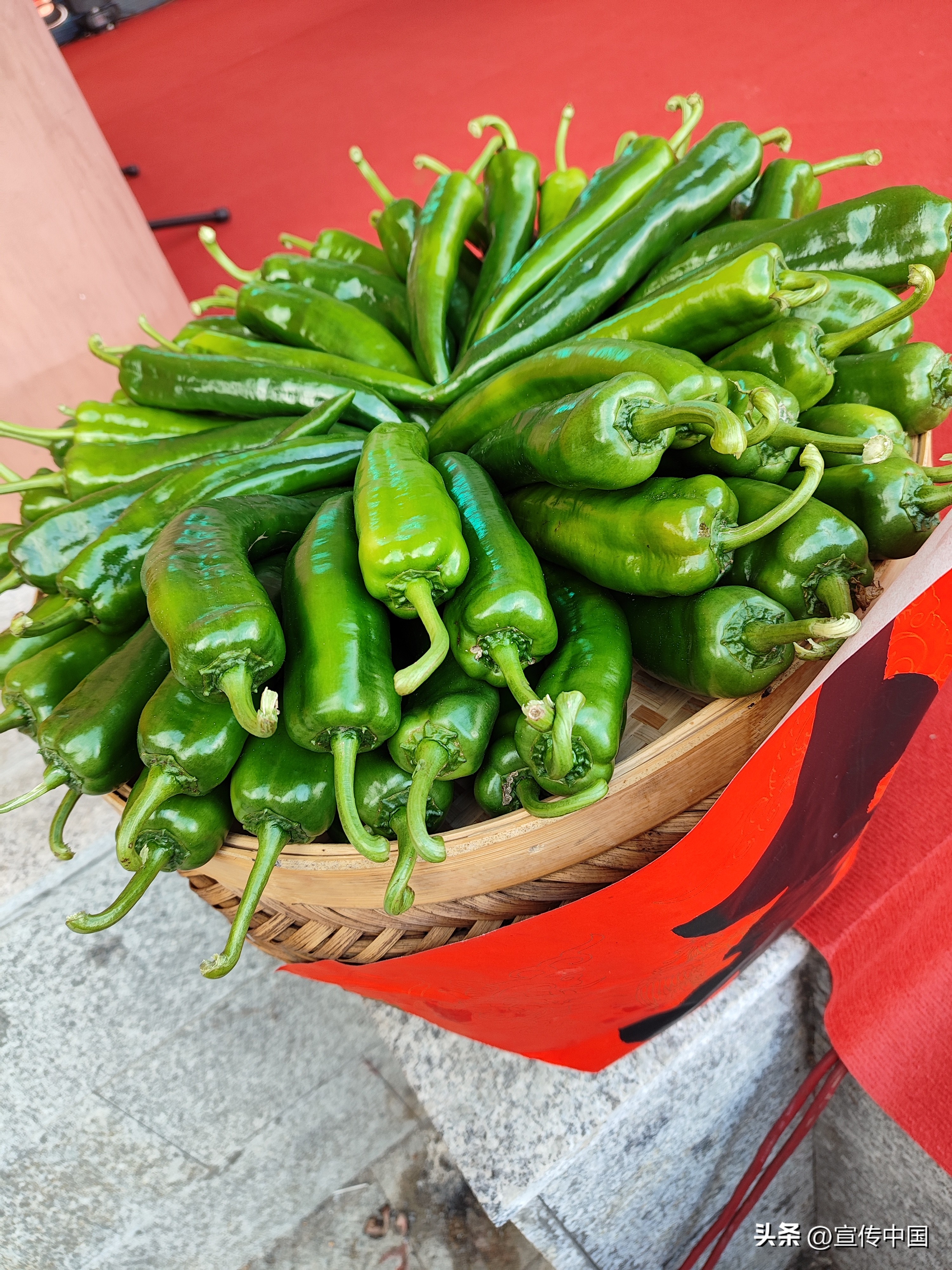 桂林龙胜伟江乡第六届“跳香节”农产品展示。