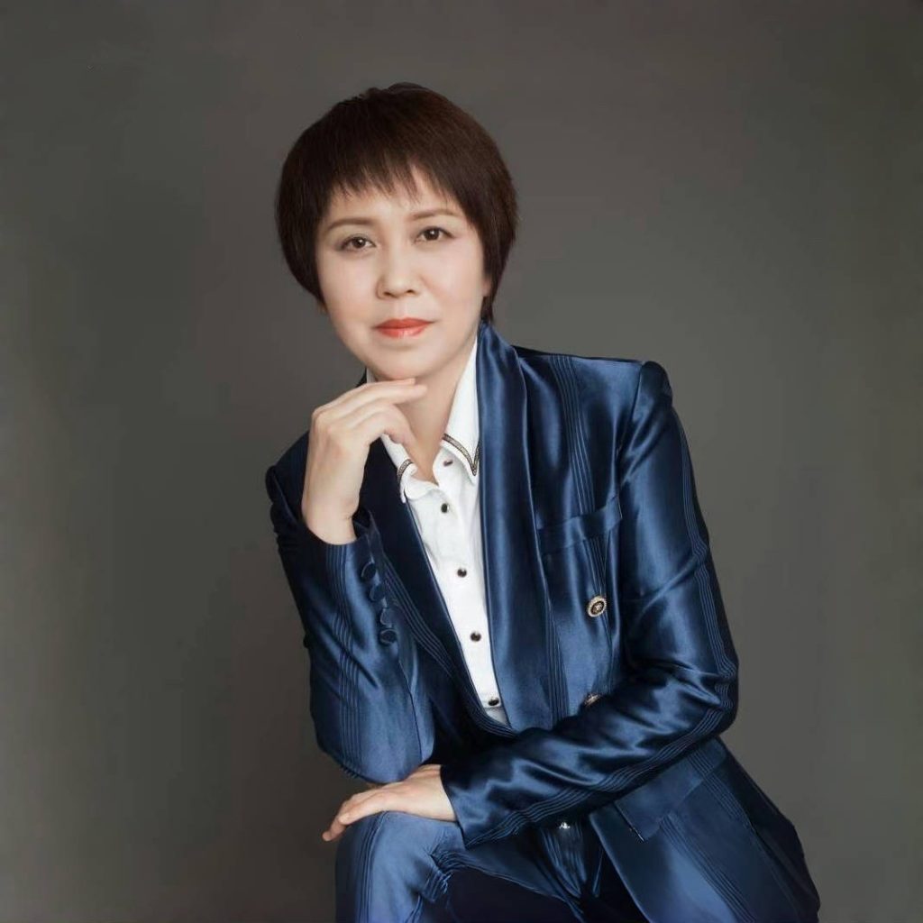 批发学生用品17年，四个连锁店，10年玩金融，她要在2025年掀翻不良资产圈！