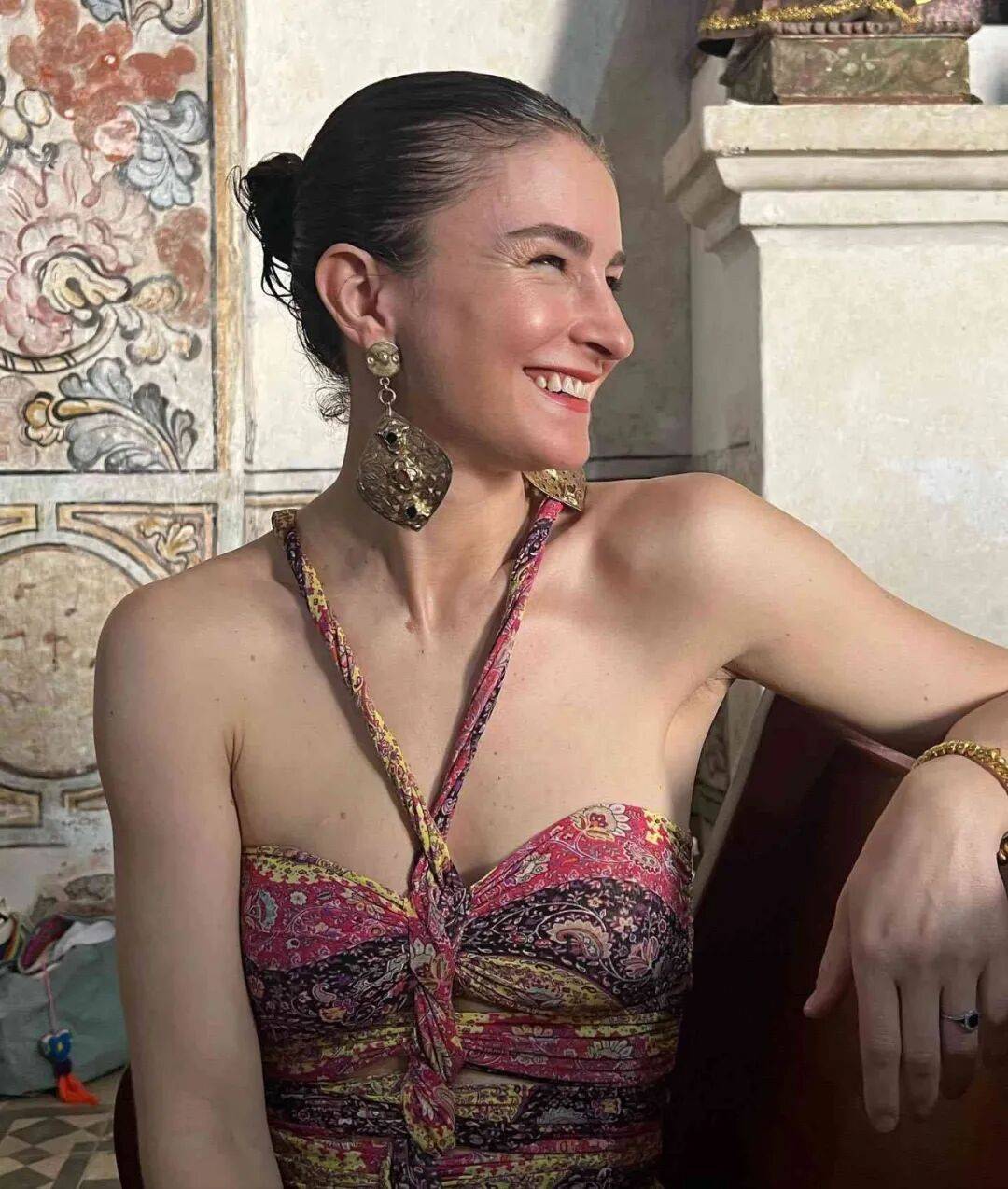 年近四十，二孩妈妈，不骨感不时髦，却成了女魔头接班人 