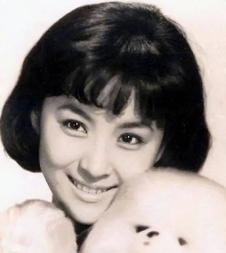 考古|89岁谢贤现身依旧时髦！与小49岁女友分手后开搞事业，疑已交代后事的他太潇洒 