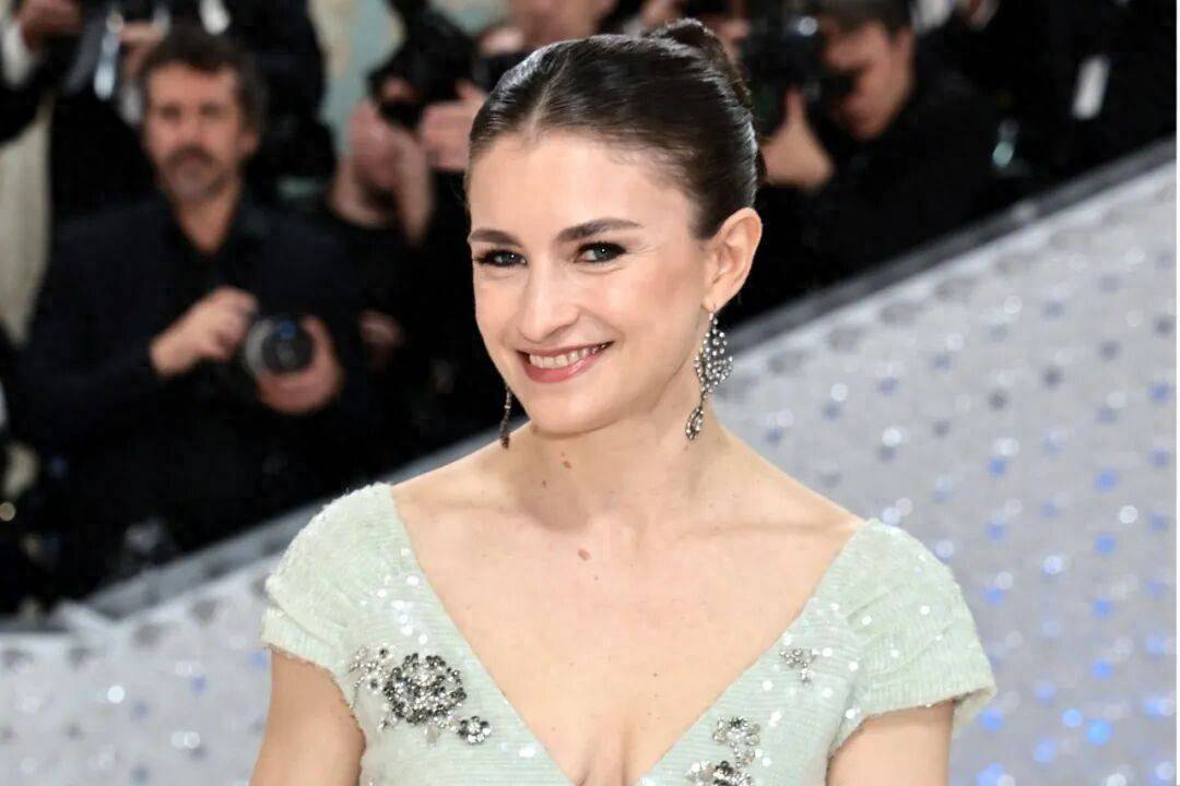 年近四十，二孩妈妈，不骨感不时髦，却成了女魔头接班人 