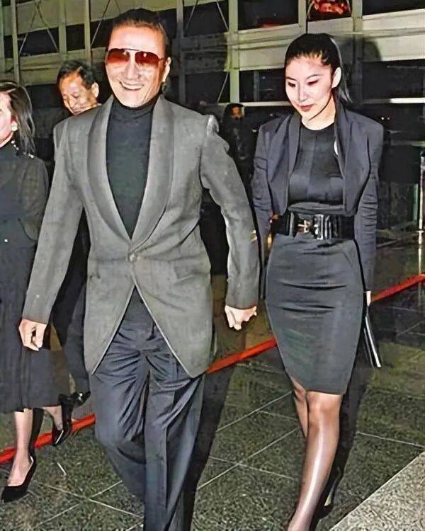 考古|89岁谢贤现身依旧时髦！与小49岁女友分手后开搞事业，疑已交代后事的他太潇洒 