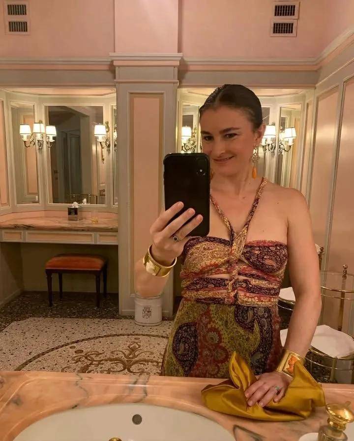 年近四十，二孩妈妈，不骨感不时髦，却成了女魔头接班人 