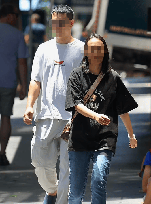 中国小留学生偷偷在家中生娃！无身份无产检，靠谷歌自己接生，“现在想办入籍” 四年级孩子写的“九三大阅兵”观后感，水平超出我的预期！