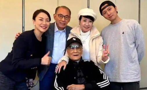 考古|89岁谢贤现身依旧时髦！与小49岁女友分手后开搞事业，疑已交代后事的他太潇洒 