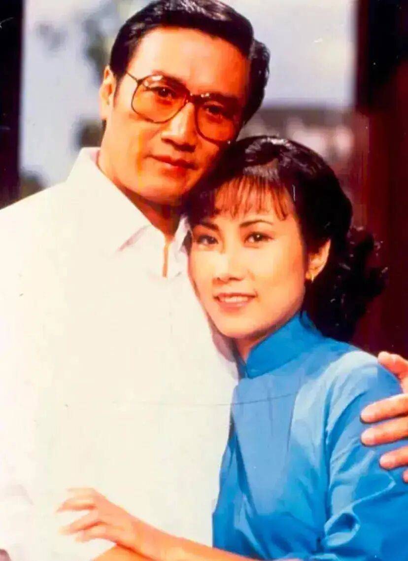 考古|89岁谢贤现身依旧时髦！与小49岁女友分手后开搞事业，疑已交代后事的他太潇洒 