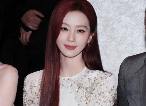 年近四十，二孩妈妈，不骨感不时髦，却成了女魔头接班人 