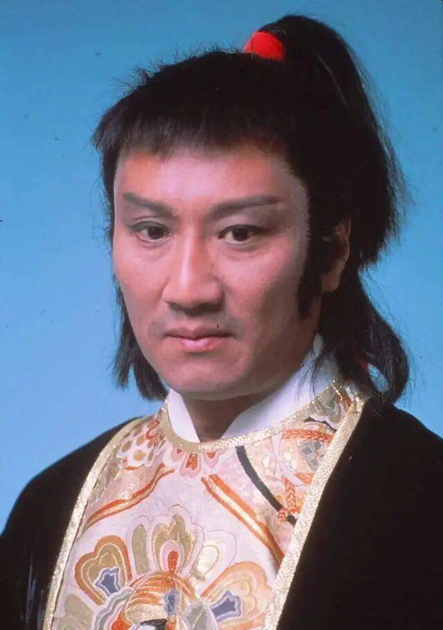 考古|89岁谢贤现身依旧时髦！与小49岁女友分手后开搞事业，疑已交代后事的他太潇洒 