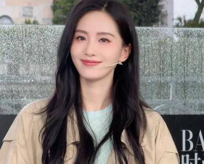 年近四十，二孩妈妈，不骨感不时髦，却成了女魔头接班人 