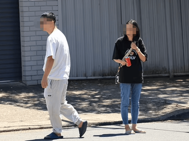 中国小留学生偷偷在家中生娃！无身份无产检，靠谷歌自己接生，“现在想办入籍” 四年级孩子写的“九三大阅兵”观后感，水平超出我的预期！