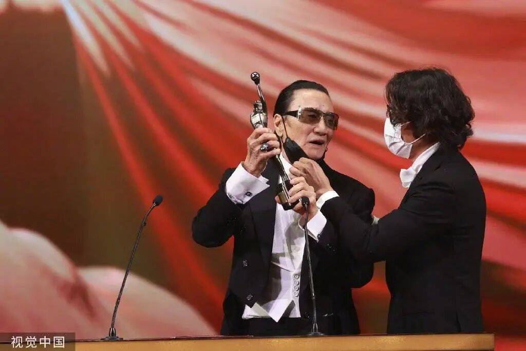 考古|89岁谢贤现身依旧时髦！与小49岁女友分手后开搞事业，疑已交代后事的他太潇洒 