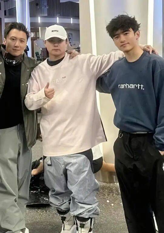 考古|89岁谢贤现身依旧时髦！与小49岁女友分手后开搞事业，疑已交代后事的他太潇洒 