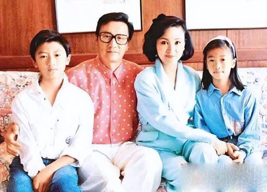 考古|89岁谢贤现身依旧时髦！与小49岁女友分手后开搞事业，疑已交代后事的他太潇洒 