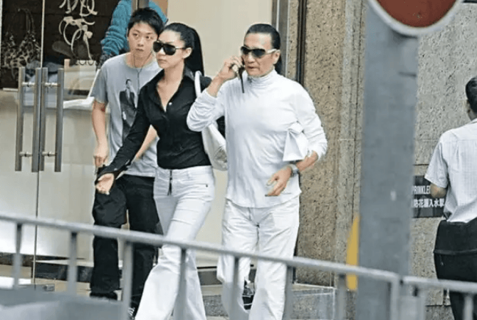 考古|89岁谢贤现身依旧时髦！与小49岁女友分手后开搞事业，疑已交代后事的他太潇洒 