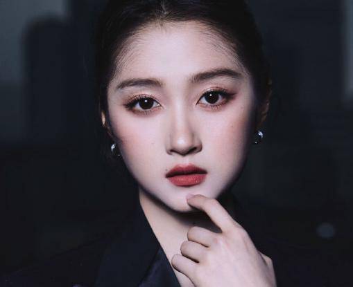 年近四十，二孩妈妈，不骨感不时髦，却成了女魔头接班人 