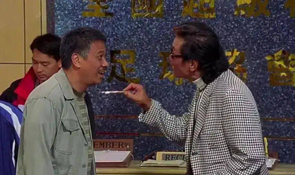 考古|89岁谢贤现身依旧时髦！与小49岁女友分手后开搞事业，疑已交代后事的他太潇洒 