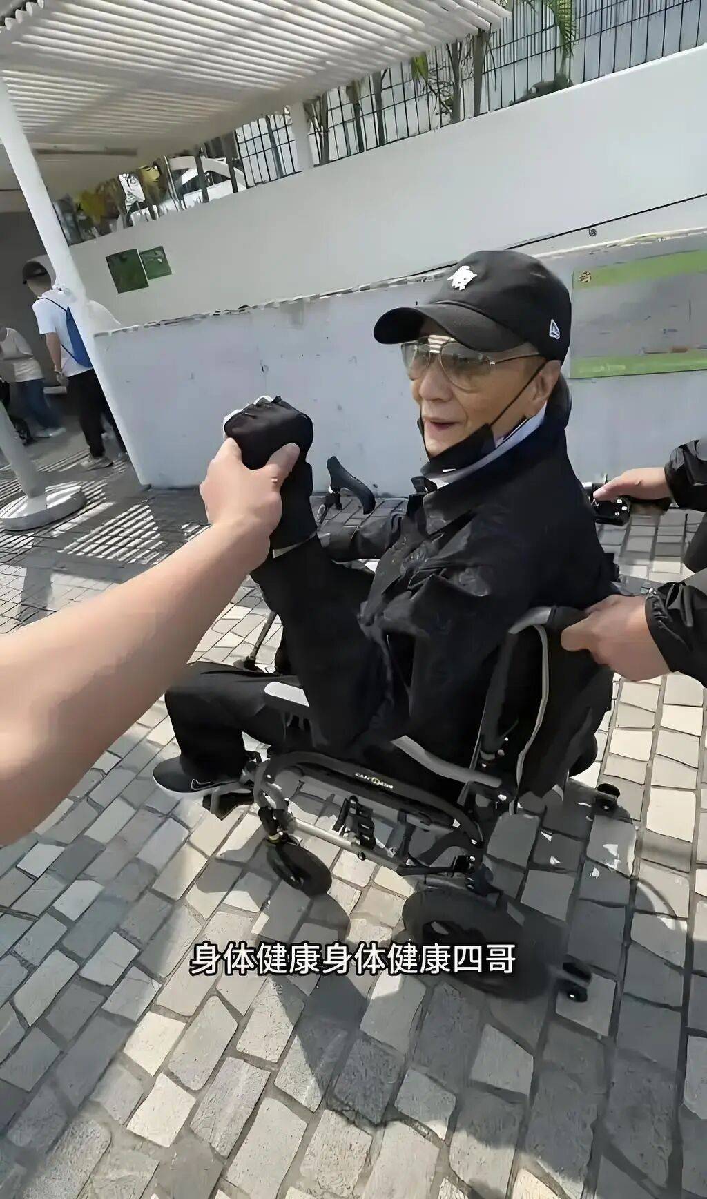 考古|89岁谢贤现身依旧时髦！与小49岁女友分手后开搞事业，疑已交代后事的他太潇洒 