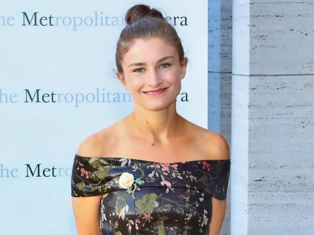 年近四十，二孩妈妈，不骨感不时髦，却成了女魔头接班人 