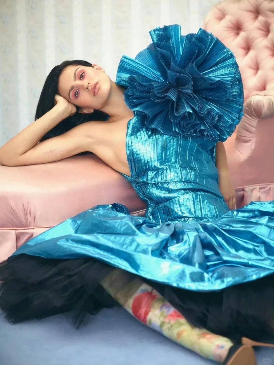 年近四十，二孩妈妈，不骨感不时髦，却成了女魔头接班人 