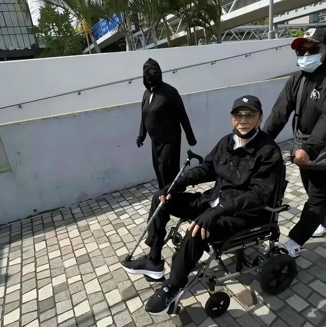 考古|89岁谢贤现身依旧时髦！与小49岁女友分手后开搞事业，疑已交代后事的他太潇洒 