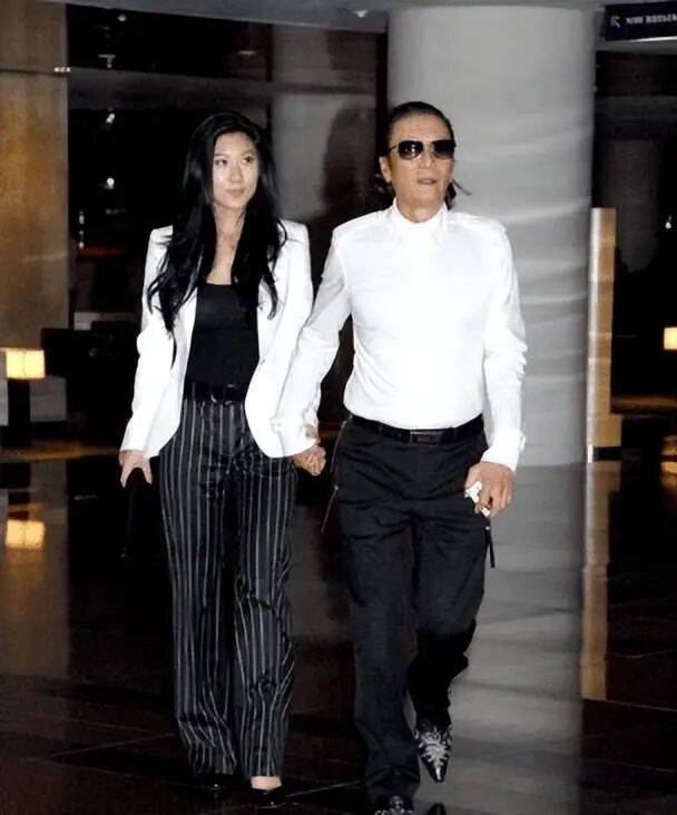 考古|89岁谢贤现身依旧时髦！与小49岁女友分手后开搞事业，疑已交代后事的他太潇洒 