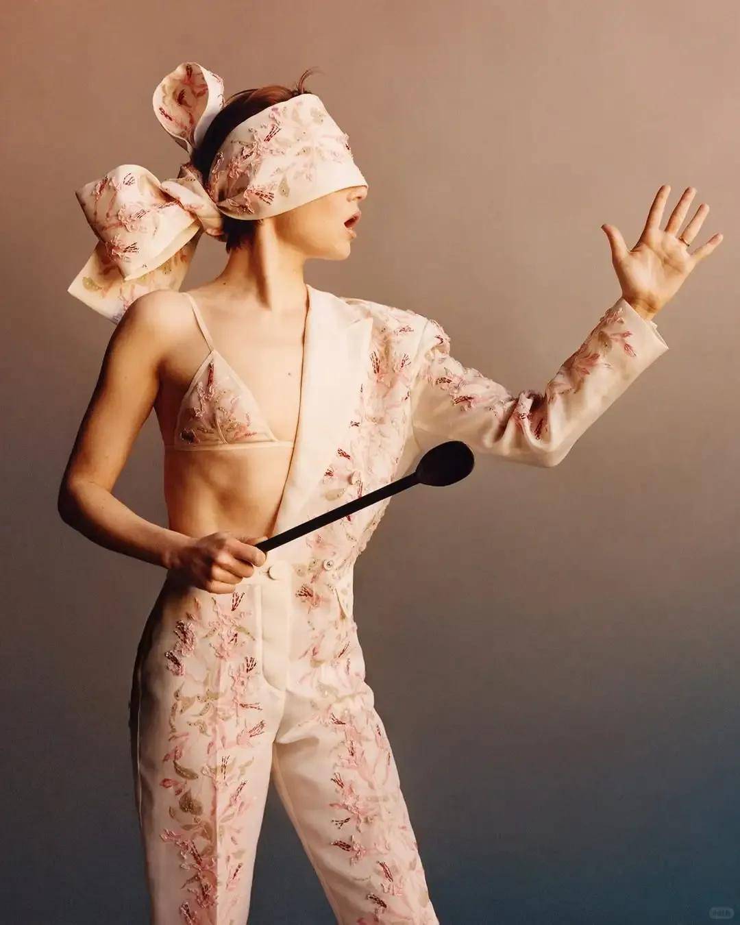 年近四十，二孩妈妈，不骨感不时髦，却成了女魔头接班人 