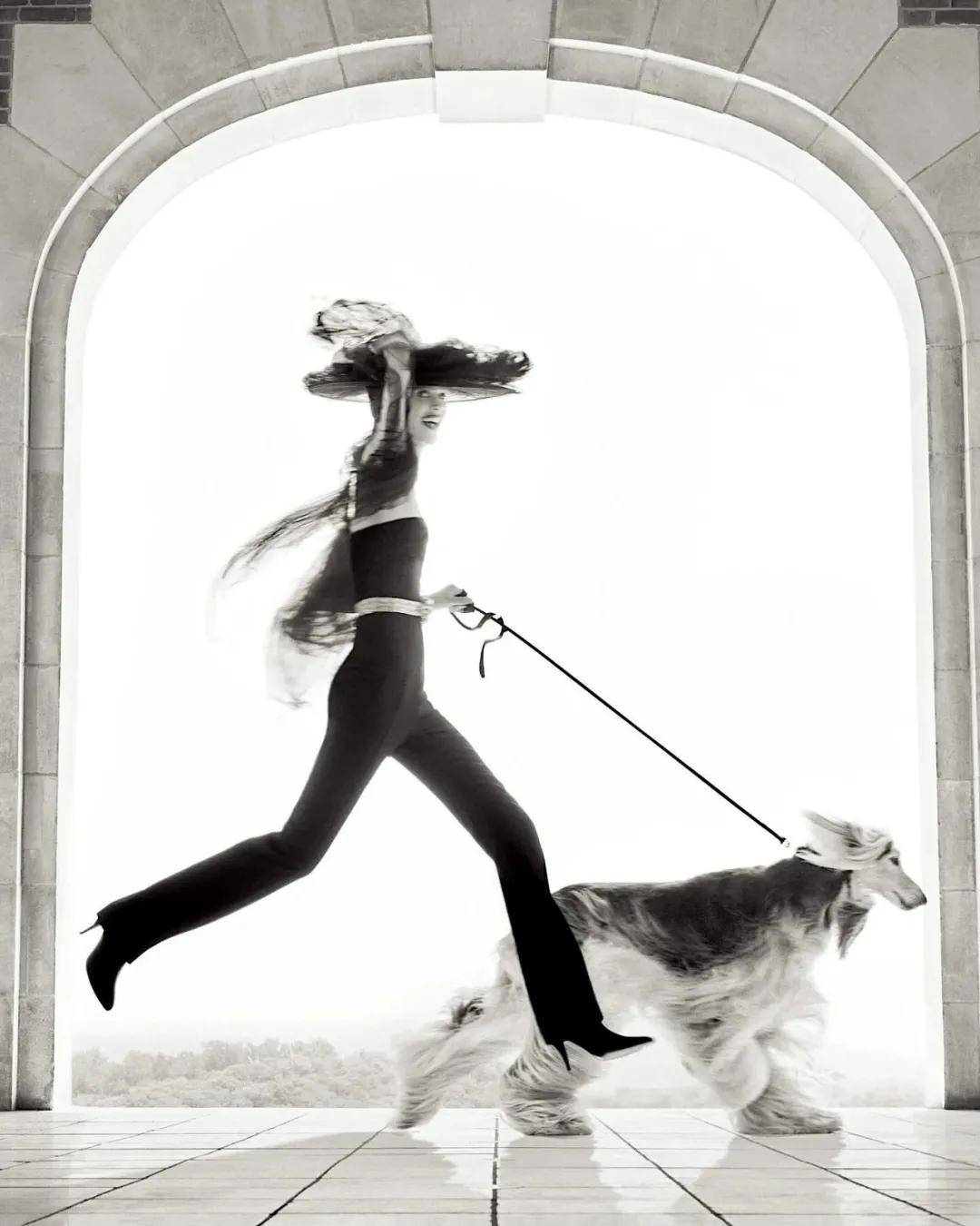 年近四十，二孩妈妈，不骨感不时髦，却成了女魔头接班人 