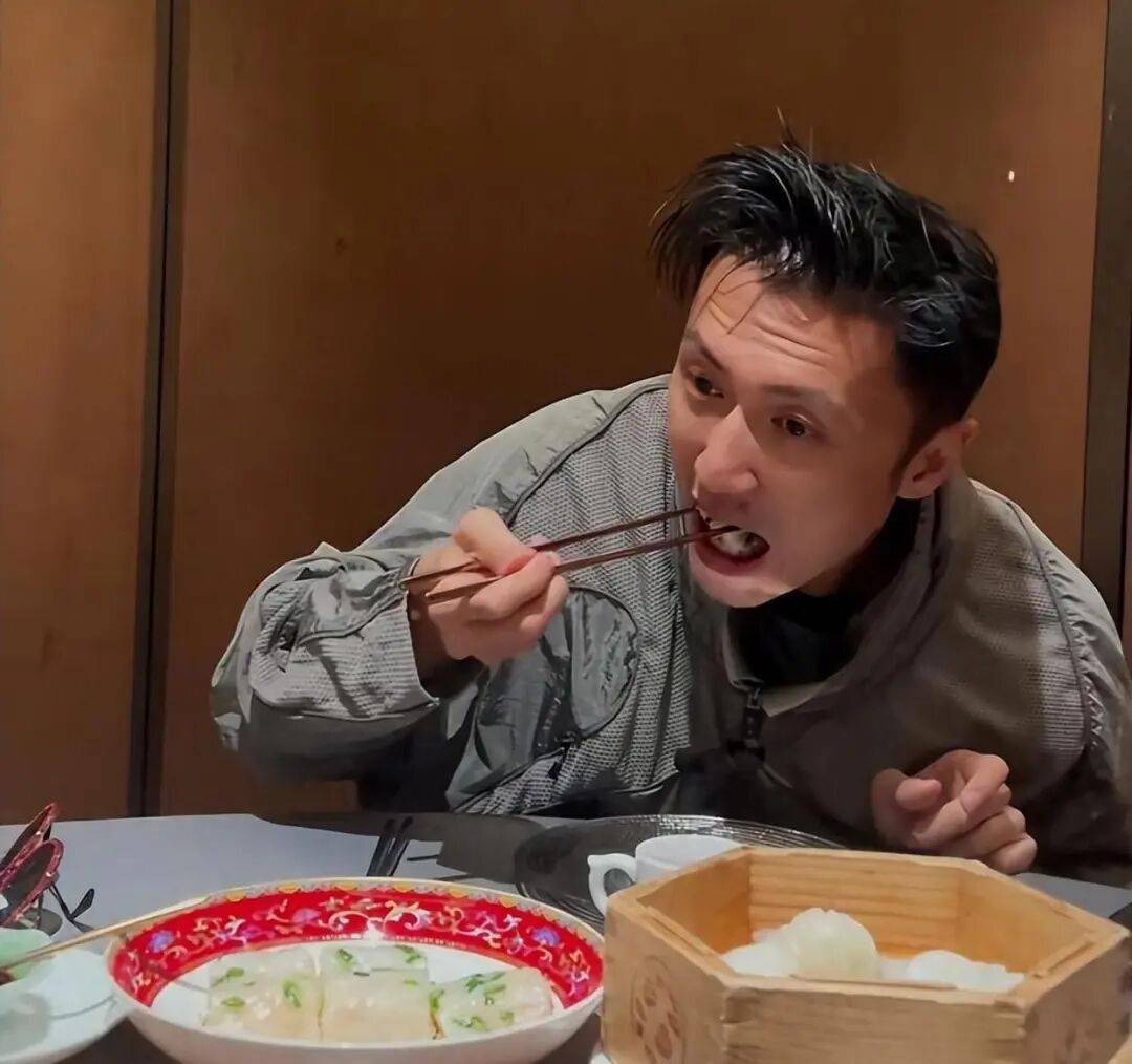 考古|89岁谢贤现身依旧时髦！与小49岁女友分手后开搞事业，疑已交代后事的他太潇洒 