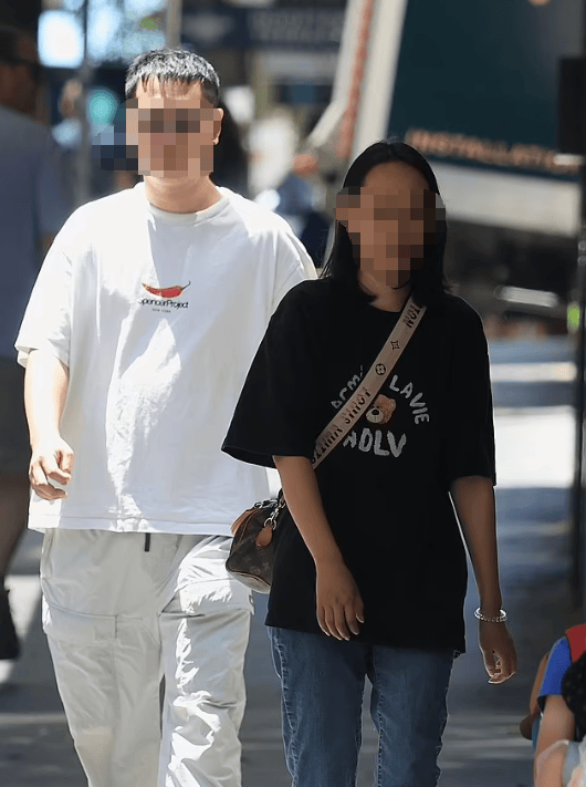 中国小留学生偷偷在家中生娃！无身份无产检，靠谷歌自己接生，“现在想办入籍” 四年级孩子写的“九三大阅兵”观后感，水平超出我的预期！