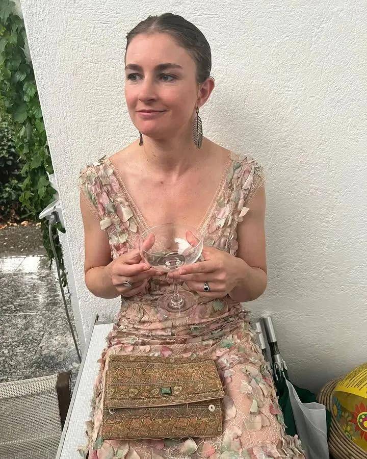 年近四十，二孩妈妈，不骨感不时髦，却成了女魔头接班人 