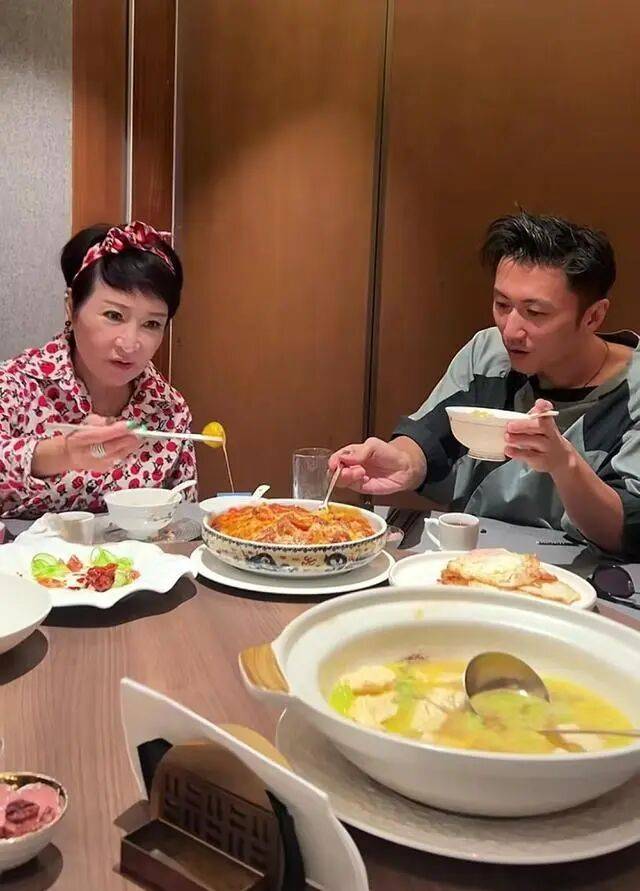 考古|89岁谢贤现身依旧时髦！与小49岁女友分手后开搞事业，疑已交代后事的他太潇洒 