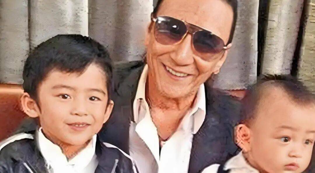 考古|89岁谢贤现身依旧时髦！与小49岁女友分手后开搞事业，疑已交代后事的他太潇洒 