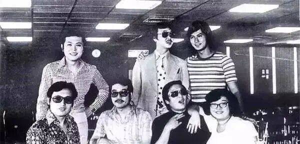 考古|89岁谢贤现身依旧时髦！与小49岁女友分手后开搞事业，疑已交代后事的他太潇洒 