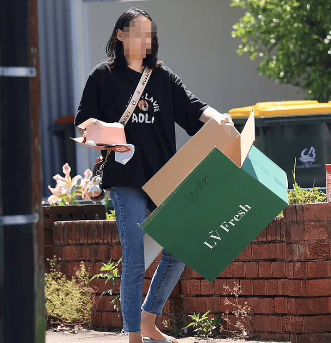 中国小留学生偷偷在家中生娃！无身份无产检，靠谷歌自己接生，“现在想办入籍” 四年级孩子写的“九三大阅兵”观后感，水平超出我的预期！