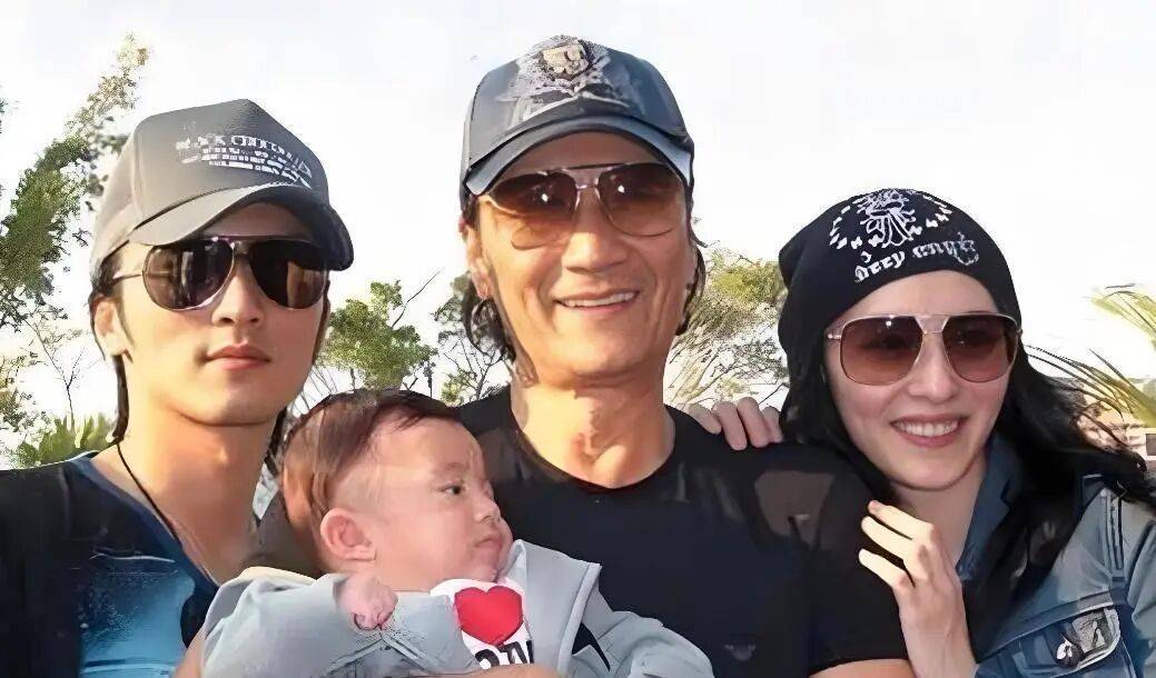 考古|89岁谢贤现身依旧时髦！与小49岁女友分手后开搞事业，疑已交代后事的他太潇洒 