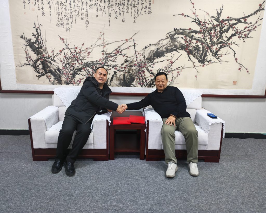 定州宏远职校校长联袂中国新经济观察执行总编李子建，与阿里AI基地共启招生。