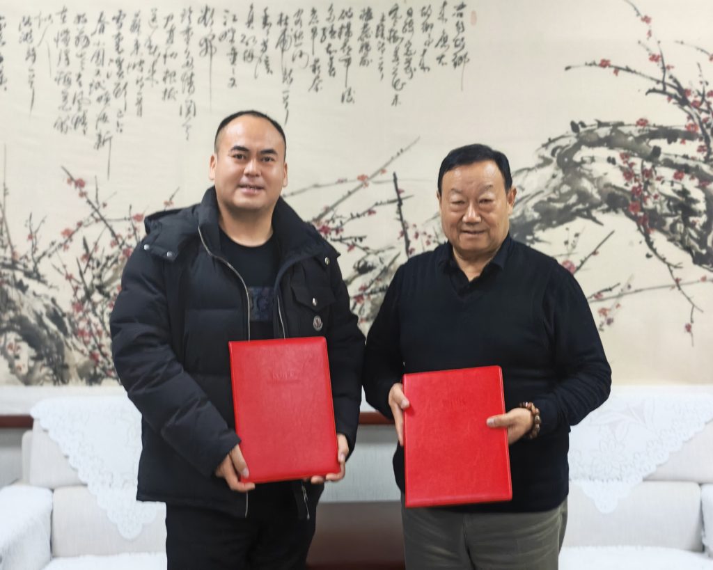 定州宏远职校校长联袂中国新经济观察执行总编李子建，与阿里AI基地共启招生。